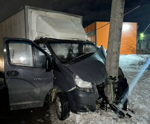 «ГАЗель» врезалась в столб в Воронеже: есть погибший