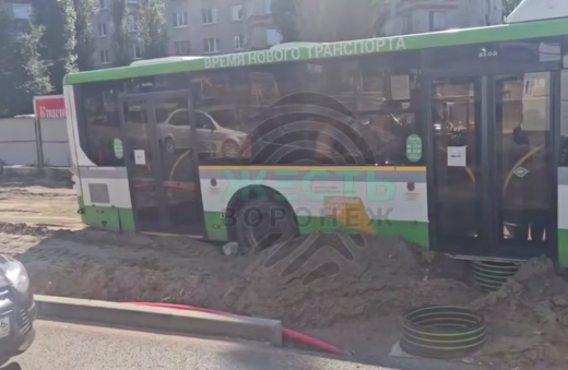 Автобус застрял в грязевой ловушке, объезжая пробку в Воронеже