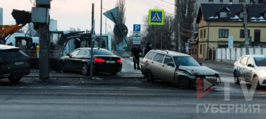 Две легковушки вылетели на тротуар с пешеходами в Воронеже