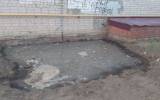 «Она увеличивается!»: зловонная лужа появилась под стеной дома в Воронеже