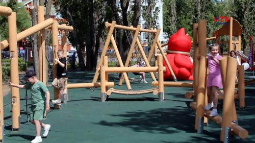 Новую детскую площадку на Петровской набережной выполнили в эко-стиле