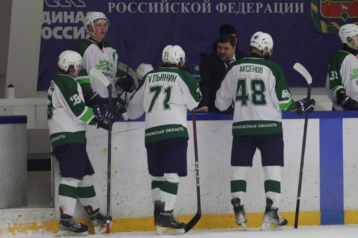 Хоккеисты из Боброва обменялись победами с чемпионом Молодежной лиги