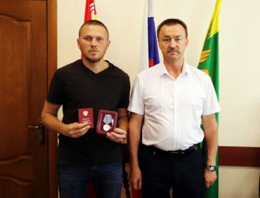 Глава Бутурлиновского района вручил медаль «За отвагу» бойцу СВО из Воронежской области