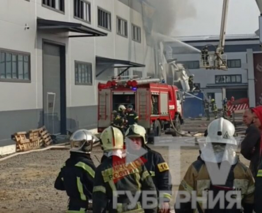 Спасатели потушили крупный пожар на мебельном складе в Воронеже