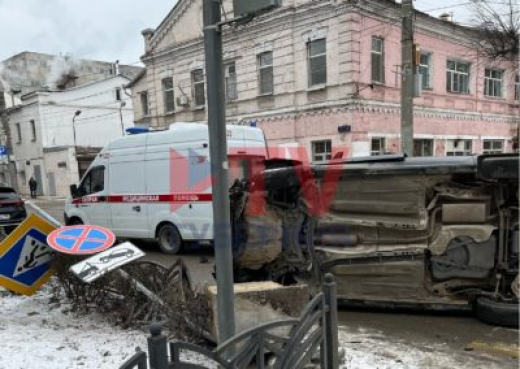 В центре Воронежа иномарка завалилась на бок после столкновения с фургоном