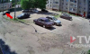 Иномарка сбила мопса на глазах у хозяйки во дворе многоэтажки в Воронеже (ВИДЕО)