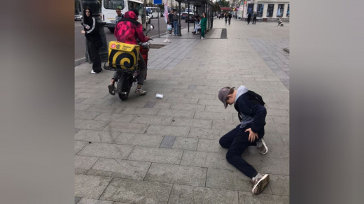 Курьера на самокате, который сбил ребёнка в центре Воронежа, ищет полиция