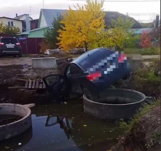 На воронежских ВАЯх иномарка съехала в яму с водой