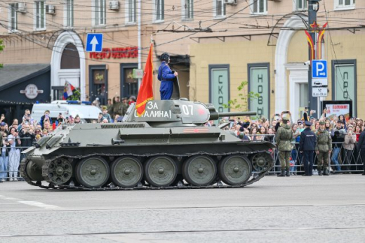100-летний ветеран проехал на танке Т-34 на параде в Воронеже