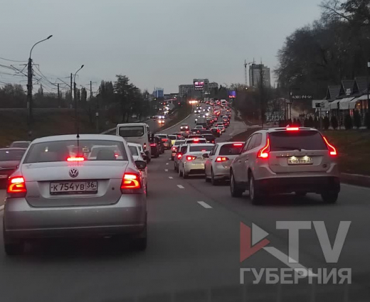 Воронежцы встряли в пробке на Северном мосту