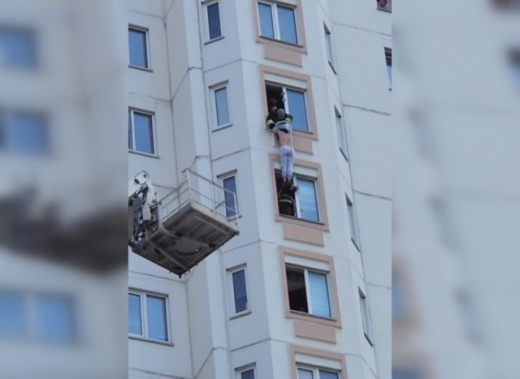Курские спасатели 10 минут держали за руки выпавшую с 15 этажа девушку