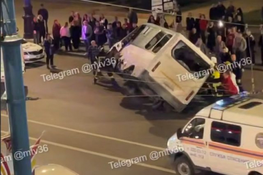 В Воронеже три пассажира пострадали в перевернувшейся из-за ДТП «Газели»