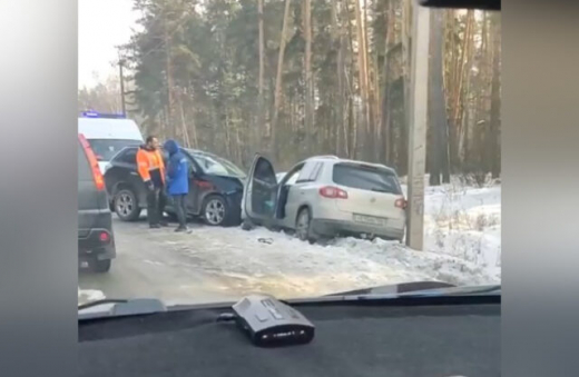 В массовом ДТП на узкой дороге под Воронежем пострадал автомобилист