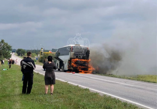 Автобус с 17 пассажирами загорелся на трассе в Воронежской области