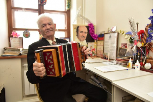 «Мы играли на косах, пилах, сковородках» – 85-летний руководитель воронежского ансамбля
