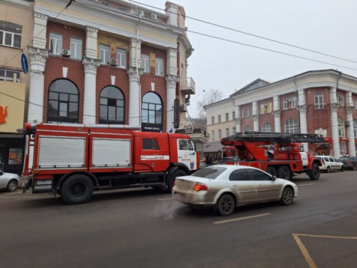 Шесть человек эвакуировали спасатели из горевшего в центре Воронежа здания