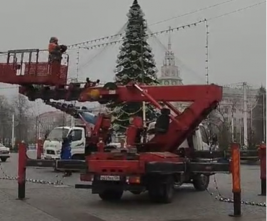 Главную ёлку Воронежа разбирают на площади Ленина