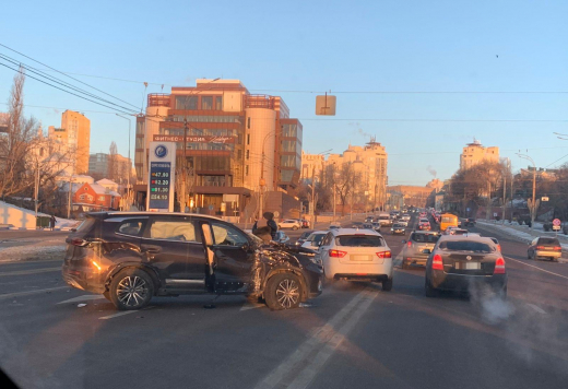 На выезде с Чернавского моста в Воронеже образовалась пробка из-за ДТП
