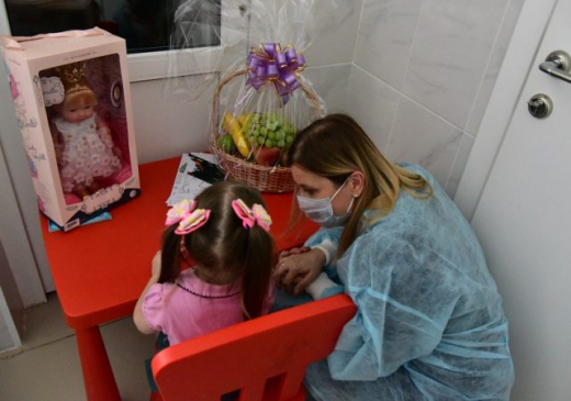 Девочку, которую мать заперла без еды и воды, не отдадут родным