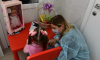 Девочку, которую мать заперла без еды и воды, не отдадут родным
