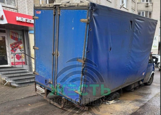 «ГАЗель» ушла колёсами под асфальт в Воронеже