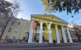 Лимонное историческое здание в центре Воронежа снова перекрашивают