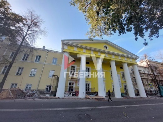 Лимонное историческое здание в центре Воронежа снова перекрашивают