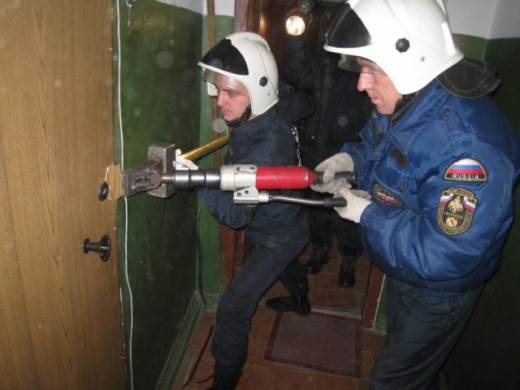 Воронежцы вызвали спасателей из-за криков о помощи в закрытой квартире