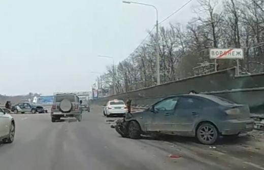 Выезд из Воронежа оказался перекрыт из-за ДТП с такси