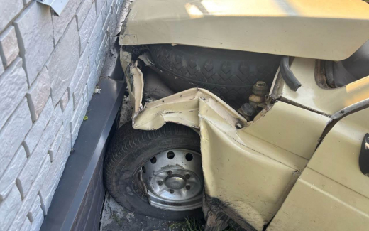 В Воронежской области легковой автомобиль врезался в дом
