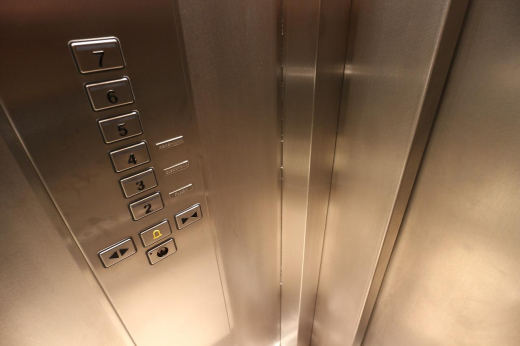Испытания лифта провели в воронежской 9-этажке после жалобы в соцсетях на его «падающую» кабину