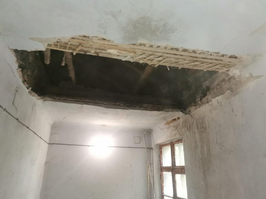 После обрушения потолка двухэтажки в Воронеже следователи организовали проверку